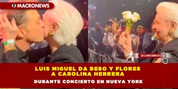 LUIS MIGUEL DA BESO Y FLORES A CAROLINA HERRERA DURANTE CONCIERTO EN NUEVA YORK
