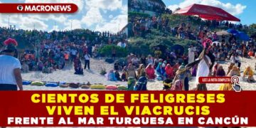 CIENTOS DE FELIGRESES VIVEN EL VIACRUCIS FRENTE AL MAR TURQUESA EN CANCÚN