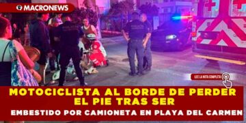 MOTOCICLISTA AL BORDE DE PERDER EL PIE TRAS SER EMBESTIDO POR CAMIONETA EN PLAYA DEL CARMEN