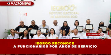 IEQROO RECONOCE A FUNCIONARIOS POR AÑOS DE SERVICIO