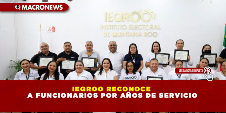 IEQROO RECONOCE A FUNCIONARIOS POR AÑOS DE SERVICIO