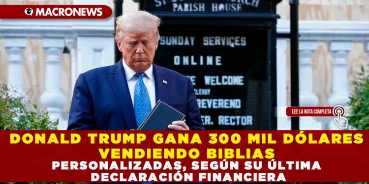 DONALD TRUMP GANA 300 MIL DÓLARES VENDIENDO BIBLIAS PERSONALIZADAS, SEGÚN SU ÚLTIMA DECLARACIÓN FINANCIERA