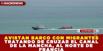 AVISTAN BARCO CON MIGRANTES TRATANDO DE CRUZAR EL CANAL DE LA MANCHA, AL NORTE DE FRANCIA