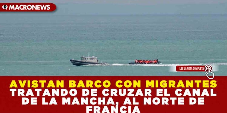 AVISTAN BARCO CON MIGRANTES TRATANDO DE CRUZAR EL CANAL DE LA MANCHA, AL NORTE DE FRANCIA