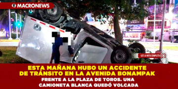 ESTA MAÑANA HUBO UN ACCIDENTE DE TRÁNSITO EN LA AVENIDA BONAMPAK FRENTE A LA PLAZA DE TOROS. UNA CAMIONETA BLANCA QUEDÓ VOLCADA