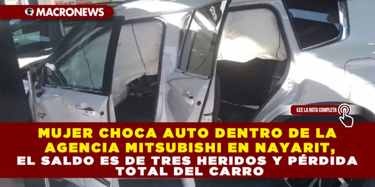 MUJER CHOCA AUTO DENTRO DE LA AGENCIA MITSUBISHI EN NAYARIT, EL SALDO ES DE TRES HERIDOS Y PÉRDIDA TOTAL DEL CARRO