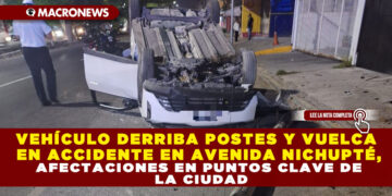 VEHÍCULO DERRIBA POSTES Y VUELCA EN ACCIDENTE EN AVENIDA NICHUPTÉ, CONDUCTOR HUYE DEL LUGAR
