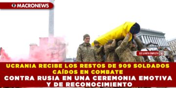 UCRANIA RECIBE LOS RESTOS DE 909 SOLDADOS CAÍDOS EN COMBATE CONTRA RUSIA EN UNA CEREMONIA EMOTIVA Y DE RECONOCIMIENTO