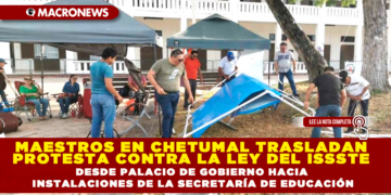MAESTROS EN CHETUMAL TRASLADAN PROTESTA CONTRA LA LEY DEL ISSSTE DESDE PALACIO DE GOBIERNO HACIA INSTALACIONES DE LA SECRETARÍA DE EDUCACIÓN