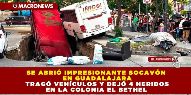 SE ABRIÓ IMPRESIONANTE SOCAVÓN EN GUADALAJARA TRAGÓ VEHÍCULOS Y DEJÓ 4 HERIDOS EN LA COLONIA EL BETHEL