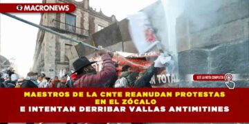 MAESTROS DE LA CNTE REANUDAN PROTESTAS EN EL ZÓCALO E INTENTAN DERRIBAR VALLAS ANTIMITINES