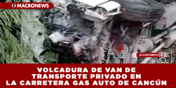 VOLCADURA DE VAN DE TRANSPORTE PRIVADO EN LA CARRETERA GAS AUTO DE CANCÚN