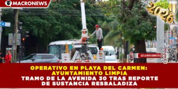 OPERATIVO EN PLAYA DEL CARMEN: AYUNTAMIENTO LIMPIA TRAMO DE LA AVENIDA 30 TRAS REPORTE DE SUSTANCIA RESBALADIZA