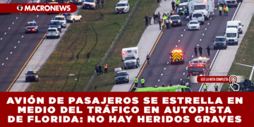 AVIÓN DE PASAJEROS SE ESTRELLA EN MEDIO DEL TRÁFICO EN AUTOPISTA DE FLORIDA: NO HAY HERIDOS GRAVES