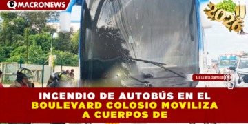 INCENDIO DE AUTOBÚS EN EL BOULEVARD COLOSIO MOVILIZA A CUERPOS DE EMERGENCIA EN CANCÚN
