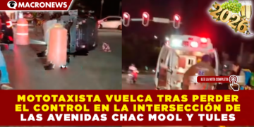 MOTOTAXISTA VUELCA TRAS PERDER EL CONTROL EN LA INTERSECCIÓN DE LAS AVENIDAS CHAC MOOL Y TULES