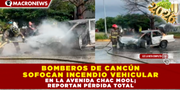 BOMBEROS DE CANCÚN SOFOCAN INCENDIO VEHICULAR EN LA AVENIDA CHAC MOOL; REPORTAN PÉRDIDA TOTAL
