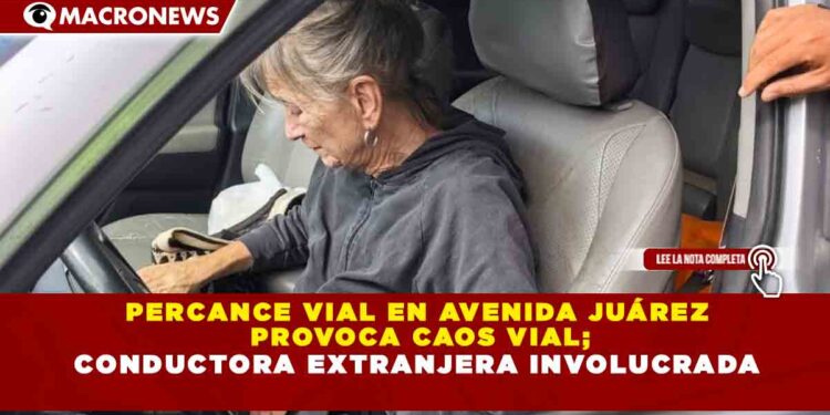 PERCANCE VIAL EN AVENIDA JUÁREZ PROVOCA CAOS VIAL; CONDUCTORA EXTRANJERA INVOLUCRADA