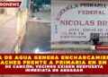 FUGA DE AGUA GENERA ENCHARCAMIENTOS Y BACHES FRENTE A PRIMARIA EN SM 101 DE CANCÚN; VECINOS EXIGEN RESPUESTA INMEDIATA DE AGUAKAN