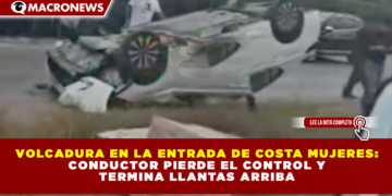 VOLCADURA EN LA ENTRADA DE COSTA MUJERES: CONDUCTOR PIERDE EL CONTROL Y TERMINA LLANTAS ARRIBA