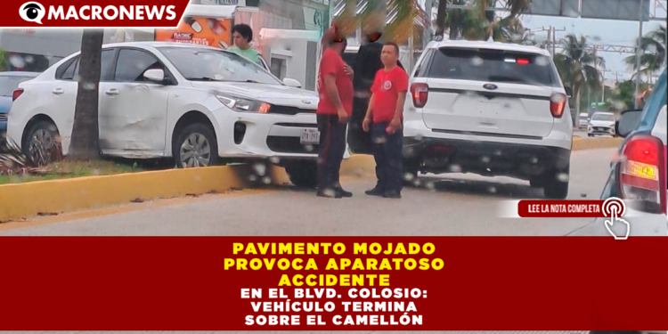 PAVIMENTO MOJADO PROVOCA APARATOSO ACCIDENTE EN EL BLVD. COLOSIO: VEHÍCULO TERMINA SOBRE EL CAMELLÓN