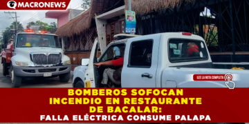 BOMBEROS SOFOCAN INCENDIO EN RESTAURANTE DE BACALAR; FALLA ELÉCTRICA CONSUME PALAPA