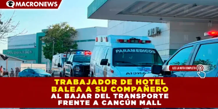 TRABAJADOR DE HOTEL BALEA A SU COMPAÑERO AL BAJAR DEL TRANSPORTE FRENTE A CANCÚN MALL